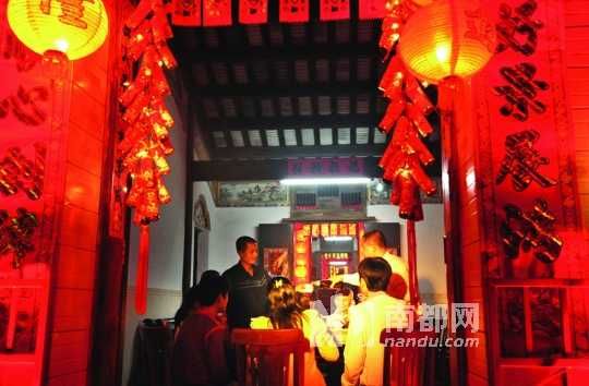 　　海口人把除夕的年夜飯稱為“吃圍爐”。
