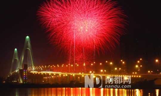  ?？谑忻癯赃^了年夜飯,到西海岸燃放觀賞煙花是近年來興起的一大潮流。