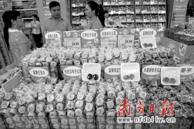 散裝月餅因其實(shí)惠的價(jià)格、豐富的口味而受到市民的青睞。