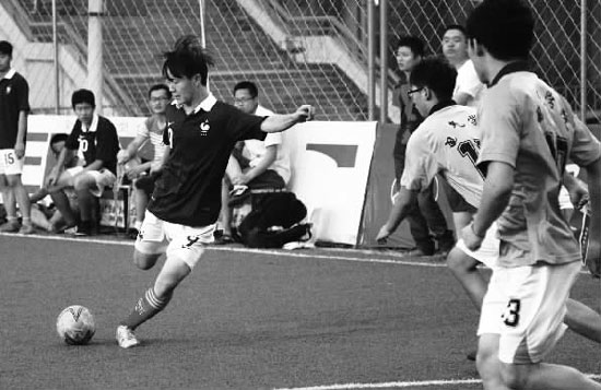 只要有球踢，小伙子們就很高興