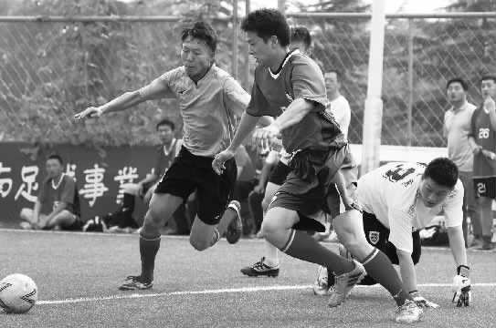 鄭州航院隊與鄭州經(jīng)開正和隊的比賽，可謂是學(xué)生軍和朋友隊之間的強強對決