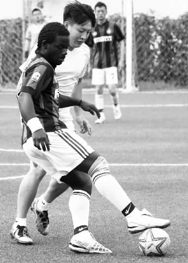 黑人小伙維安雖然沒有進(jìn)球，但其在場(chǎng)上展現(xiàn)出來的個(gè)人能力，贏得了對(duì)手的稱贊