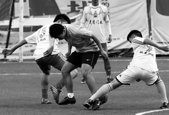 奪冠熱門球隊美意門業(yè)，上半場就踢出了5:0的一邊倒局面