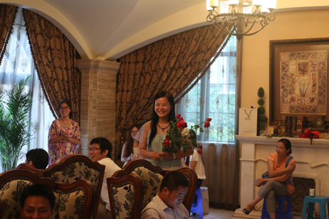 收到怎么多玫瑰，當(dāng)然開心啦！