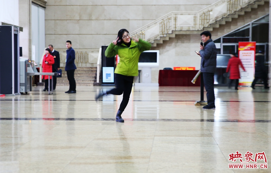 南樂天完成一個采訪后，興奮的跳了起來。