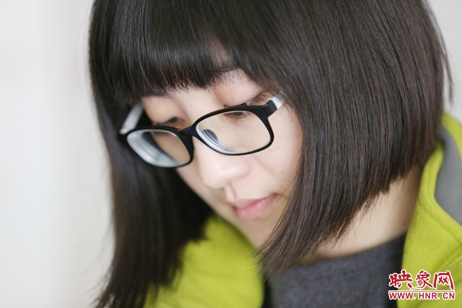 采訪中認(rèn)真記錄的樂天。