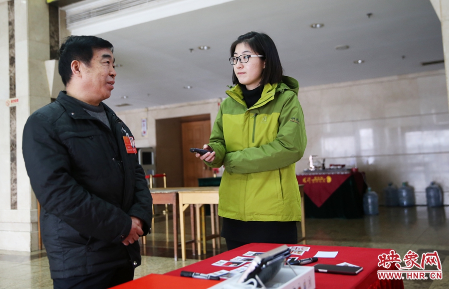 會議間隙采訪代表。