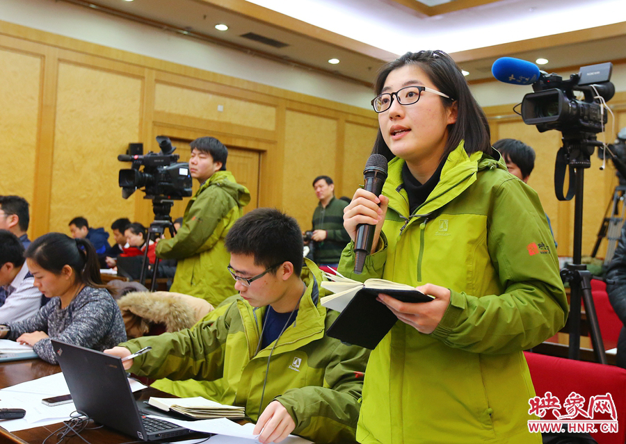 大象融媒映象網(wǎng)記者南樂天在記者會上提問。