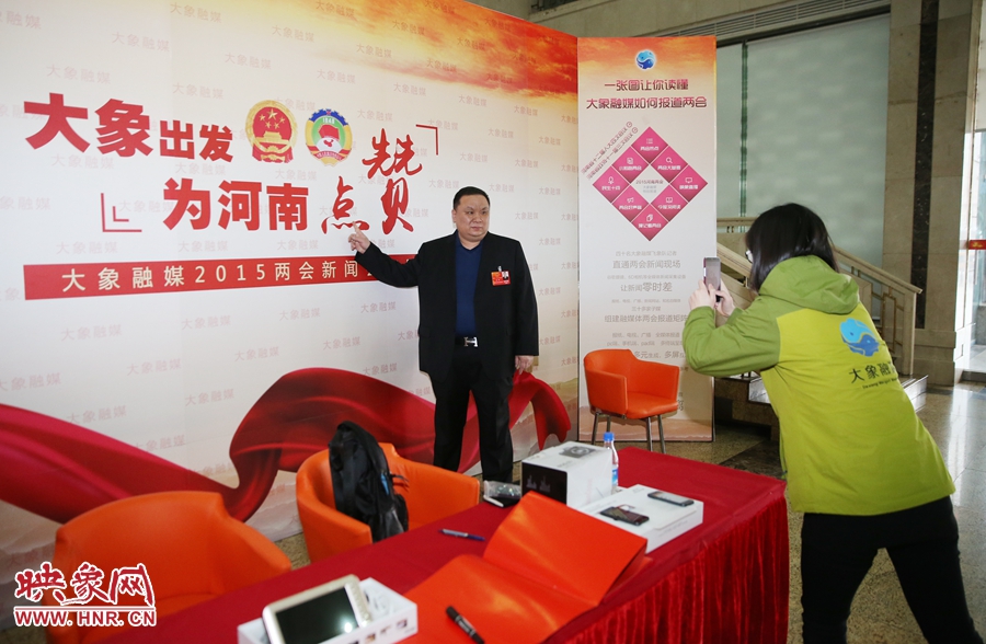 幫代表在大象融媒新聞會客廳留影拍照。