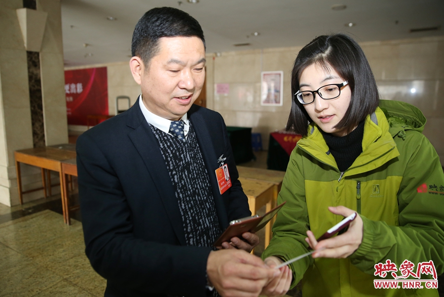 幫代表使用大象融媒映象網(wǎng)微信打印機現(xiàn)場打印照片。