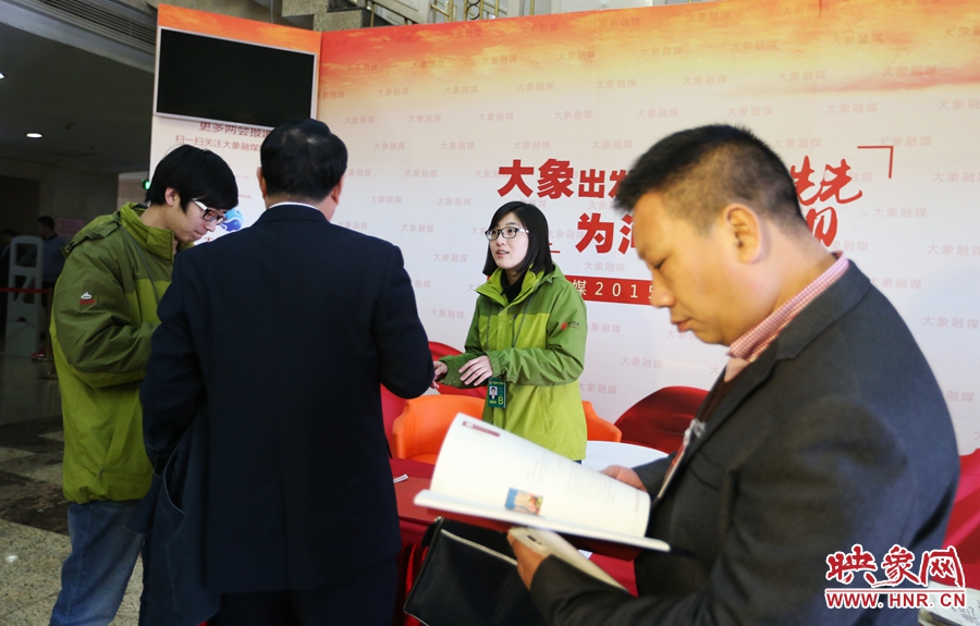 向代表、委員講解大象融媒旗下出品的新聞產(chǎn)品。