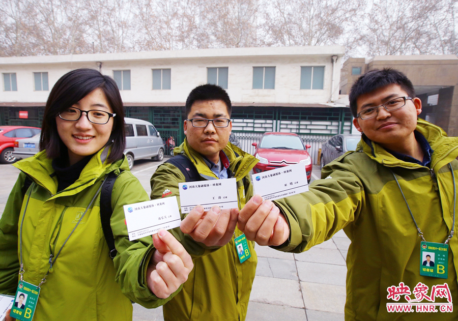 南樂天和同事展示新印制的大象融媒名片。