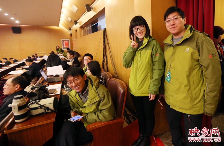 與同事一起的樂天。