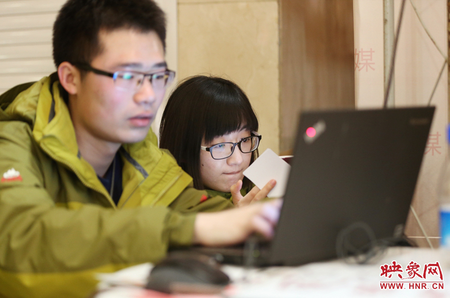 與同事現(xiàn)場寫稿子的樂天。