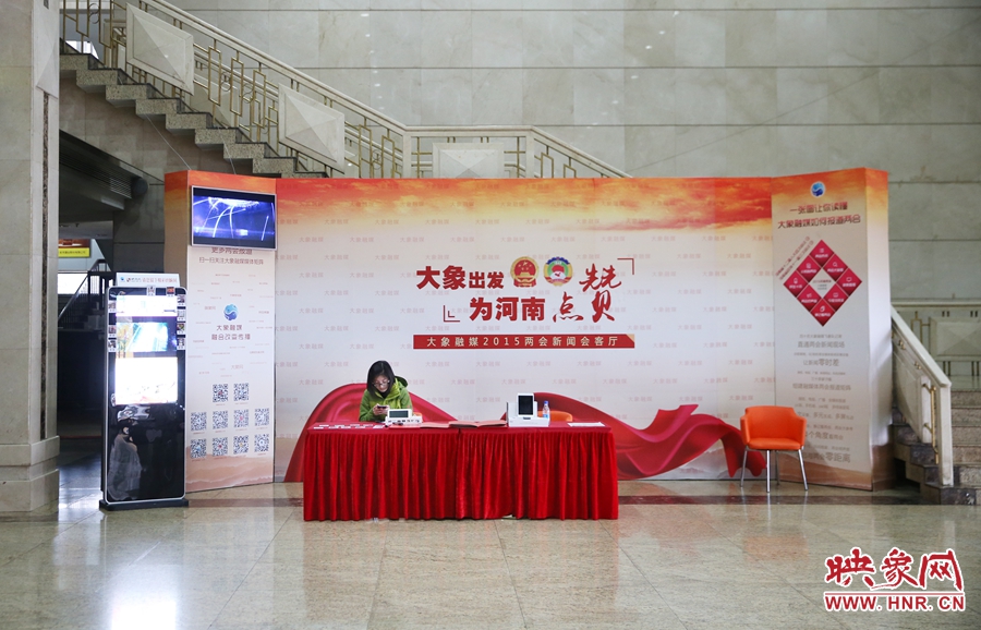 工作間隙還要更新映象網(wǎng)兩會微博。