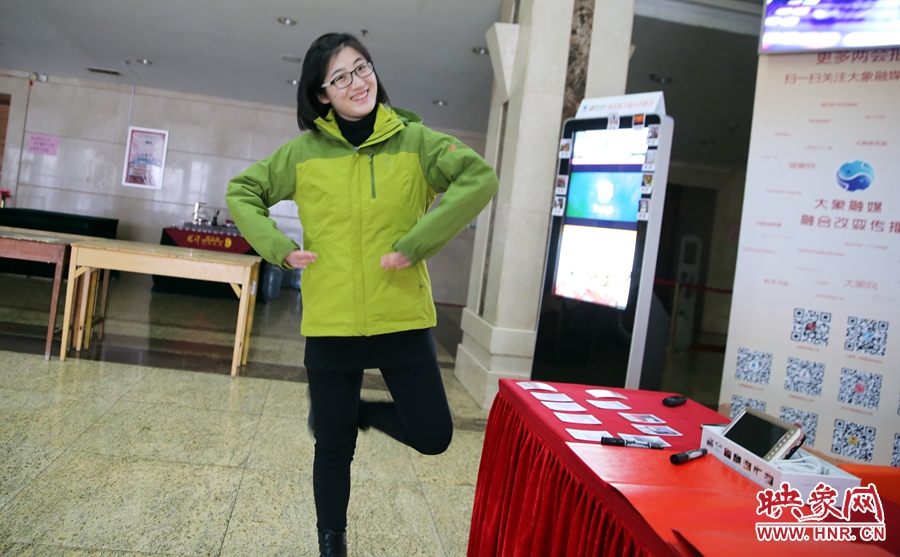 工作間隙，樂天跳起了“南式芭蕾”。