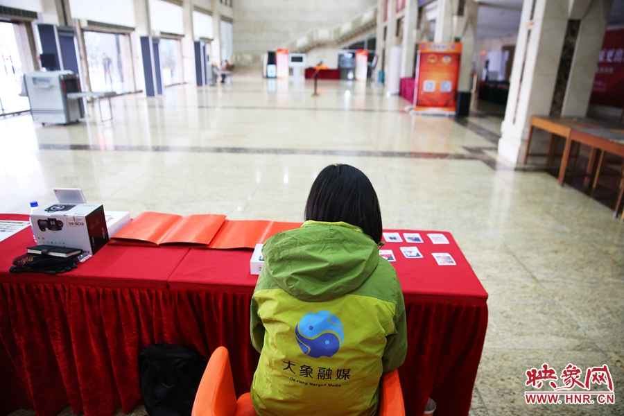 一個人的堅守在工作崗位。