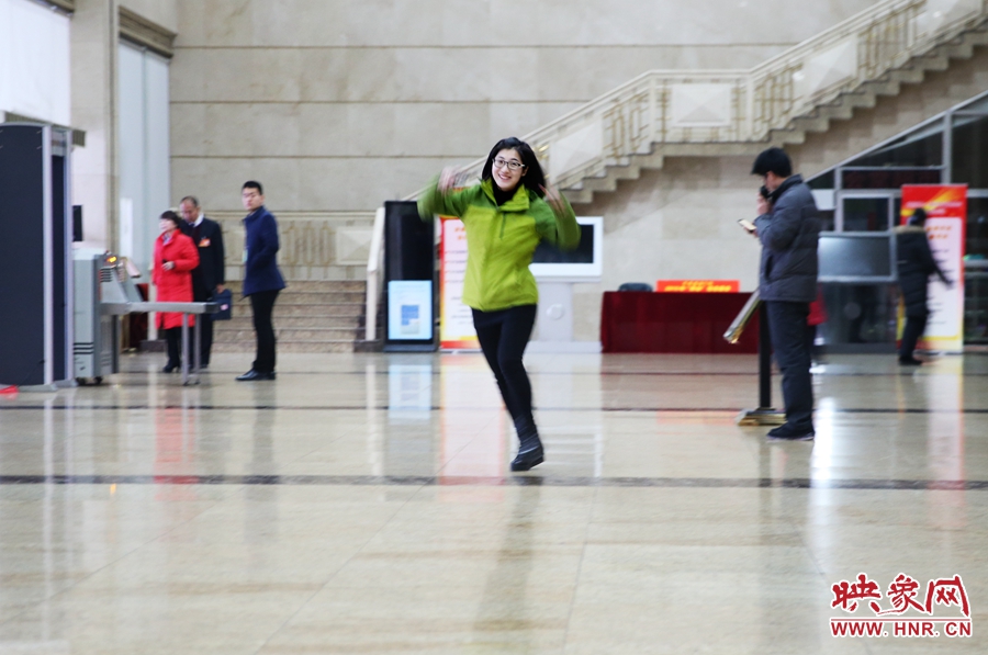 南樂天完成一個采訪后，興奮的跳了起來。