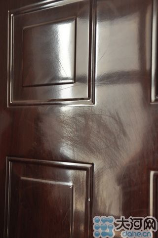 　雖然王先生用砂紙打磨過(guò)，但是“奠字”仍依稀可見(jiàn)