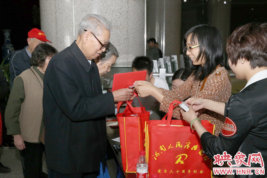 映象網工作人員為勞模們發(fā)放慰問品