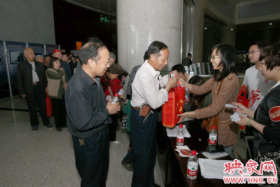 映象網工作人員為勞模們發(fā)放慰問品