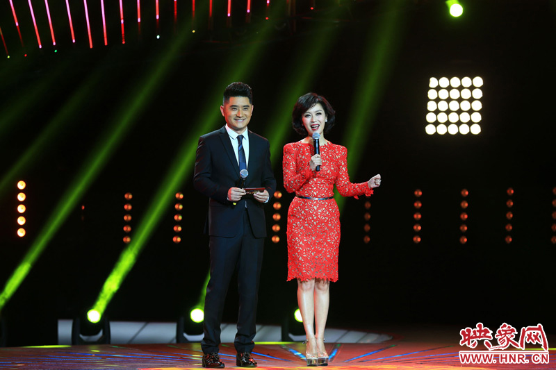 《梨園春》主持人關(guān)楓、龐曉戈