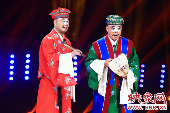 田相偉（右）表演喜劇《吹?！沸Ψ珗? width=