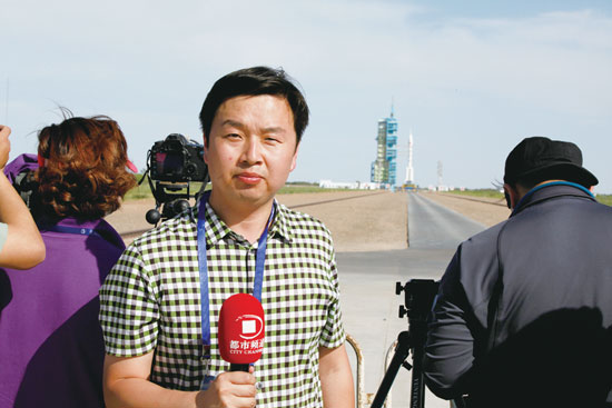 劉瑞鋒回憶，從“神舟十號(hào)”在視線中出現(xiàn)到消失的兩分鐘內(nèi)，他們的兩臺(tái)攝像機(jī)、一臺(tái)照相機(jī)就在不停地拍、拍