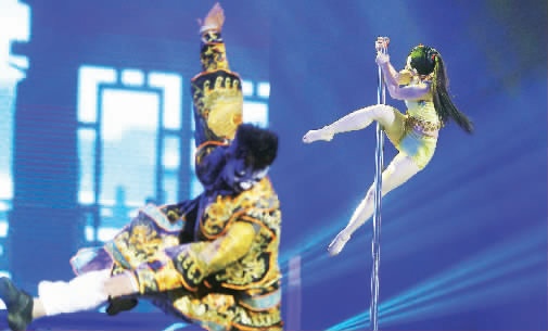 “鋼管舞娘”周文將鋼管舞和民族文化融合在一起，創(chuàng)意了一段《霸王別姬》的鋼管舞表演