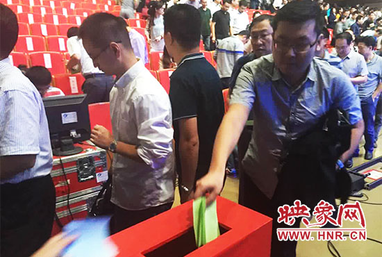 專(zhuān)家、評(píng)委、全局干部職工代表現(xiàn)場(chǎng)投票。