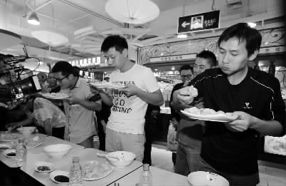 再整兩盤(pán)餃子，“騎士牛仔”（右一）真是好胃口