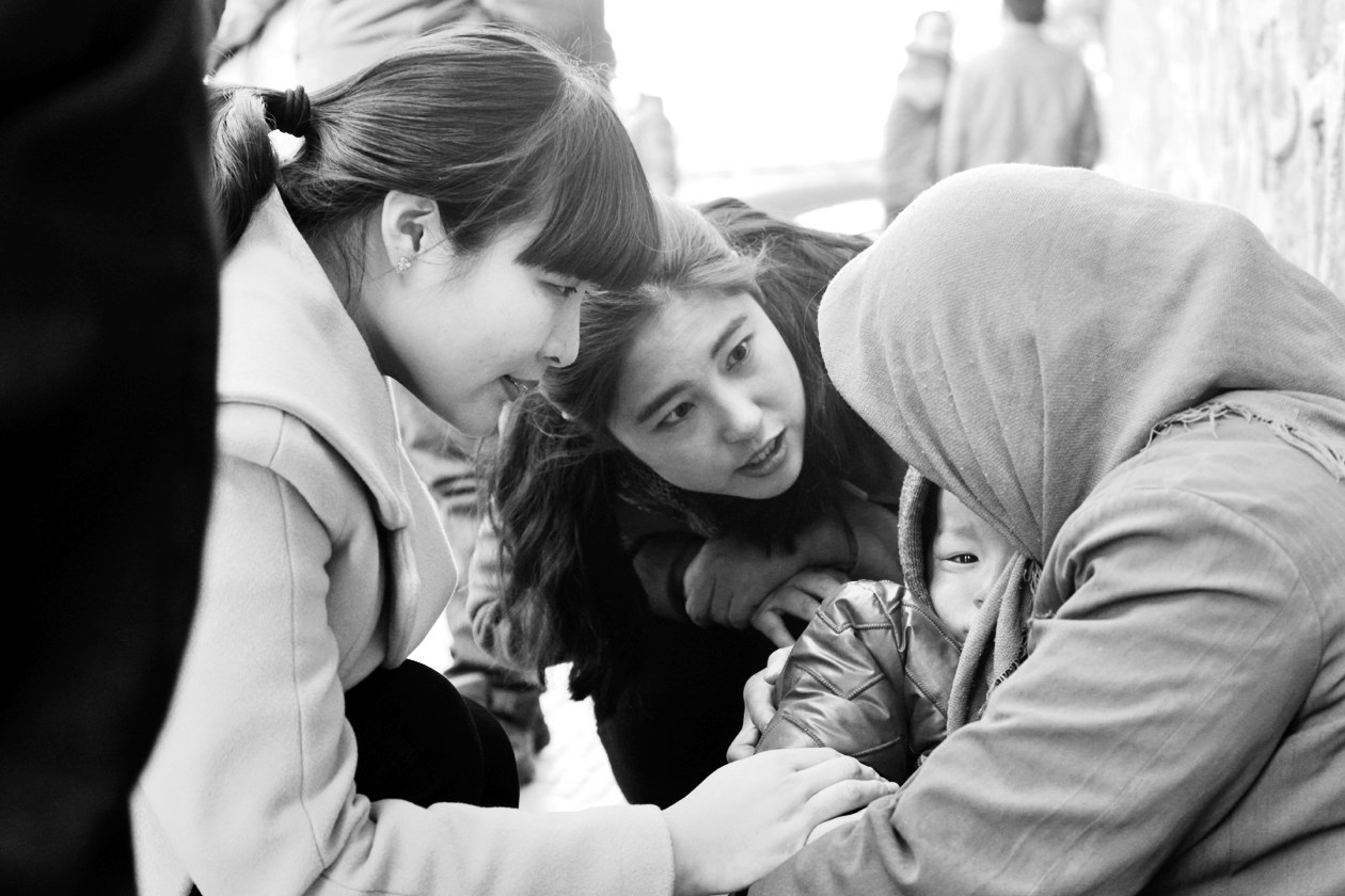 “幫女郎”(左)和“小莉”發(fā)現(xiàn)乞討男童后，上前近距離進(jìn)行辨認(rèn)