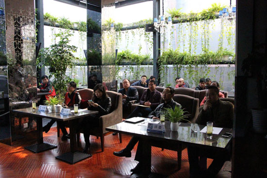 《創(chuàng)業(yè)星工廠》第二季海選現(xiàn)場(chǎng)，評(píng)委們認(rèn)真聽(tīng)取創(chuàng)業(yè)者的項(xiàng)目介紹