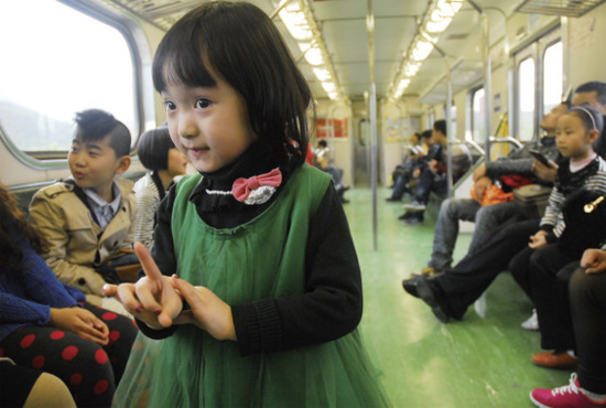 開(kāi)往花蓮火車(chē)上，“戲曲小精靈”張楚怡練嗓