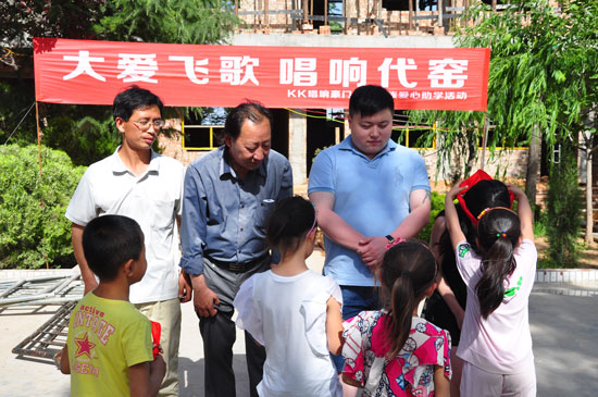 代窯小學(xué)的學(xué)生為代表們系紅領(lǐng)巾 代窯小學(xué)的學(xué)生為代表們系紅領(lǐng)巾