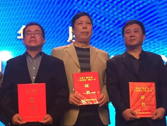 河南電視臺(tái)新農(nóng)村頻道總監(jiān)張克宣（左二）榮獲全國“百優(yōu)”理論人才稱號(hào)