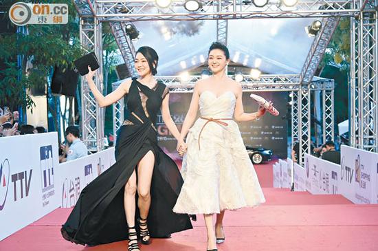 大Ｓ（右）和小Ｓ牽手走紅地毯。