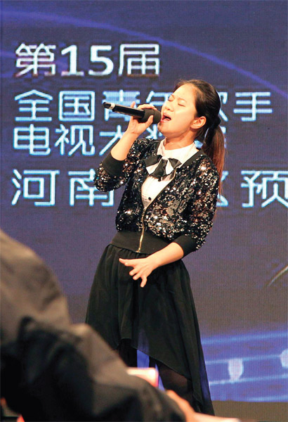 選手們演唱很賣力，要把最好的一面展現(xiàn)給評委