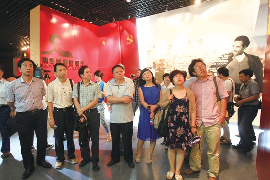 河南電視臺(tái)、河南人民廣播電臺(tái)、河南省詩(shī)歌學(xué)會(huì)的專(zhuān)家、詩(shī)人、記者等數(shù)十人赴蘭考焦裕祿紀(jì)念園采風(fēng)學(xué)習(xí)