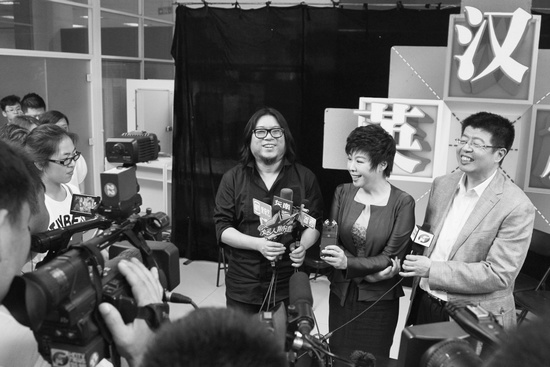 節(jié)目嘉賓高曉松、于丹、張頤武接受采訪