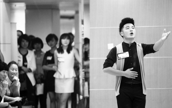 面試處，選手進行才藝展示