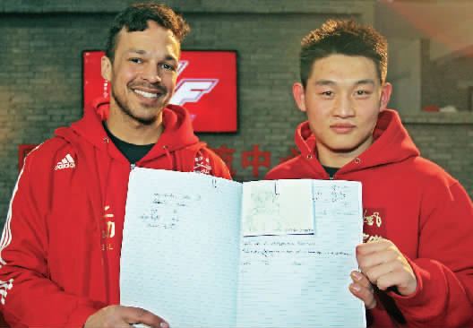 　　約瑟夫手繪了每個(gè)選手的肖像，認(rèn)認(rèn)真真地用字母拼寫出選手的中文名字附注?！翱?，這個(gè)是鄭召玉喲”