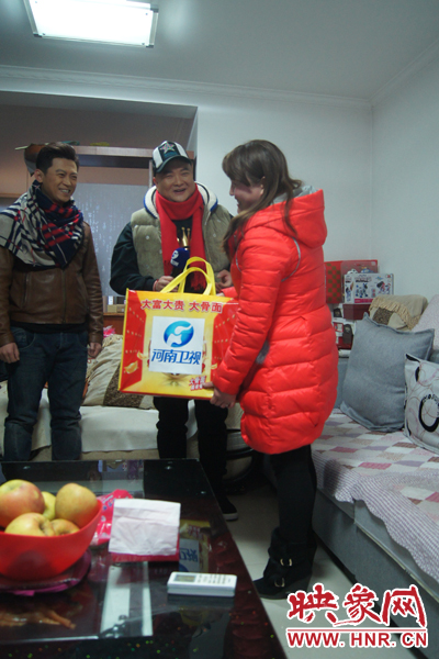 范軍、張竟達(dá)噓寒問(wèn)暖送祝福