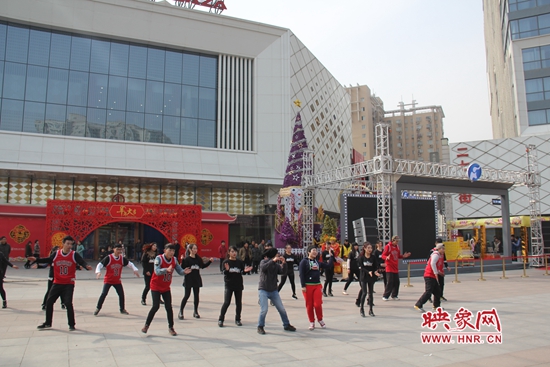 河南衛(wèi)視舉辦的“看大劇，送福利”活動(dòng) 王志/攝