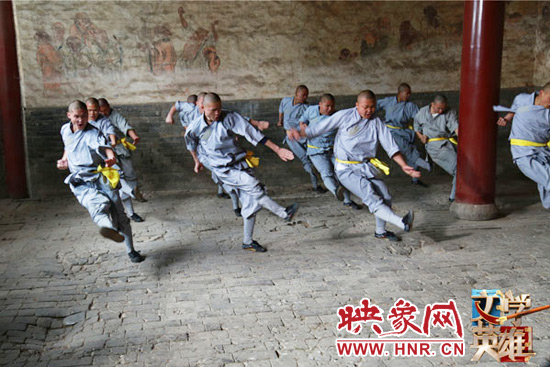 少林武僧展示拳法 少林武僧展示拳法