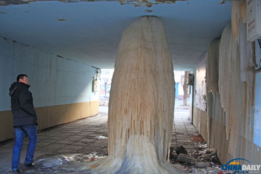 小區(qū)漏水凍出冰柱 小區(qū)漏水凍出冰柱