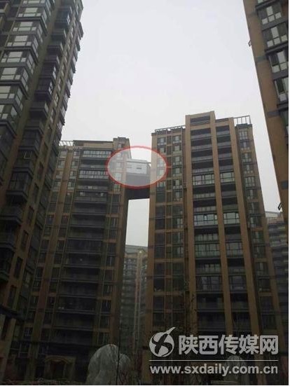 西安現(xiàn)最?！疤鞓颉?兩樓之間建起“空中走廊”