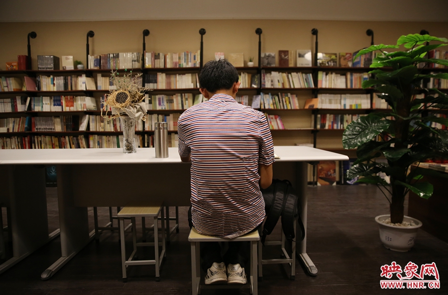 5月23日晚，鄭州一家24小時（周五、周六）書店營業(yè)。慕名而來的客人在看書。