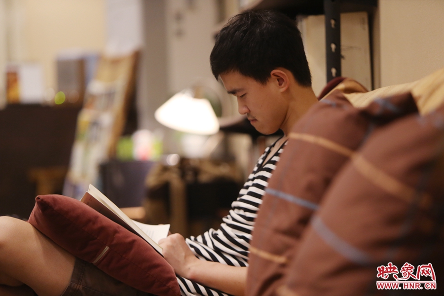 徐浩然，24歲，圖書編輯：在書店看紙質書，意境會更深一些。