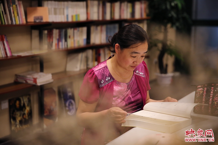 王艷、44歲，某醫(yī)院醫(yī)生：白天沒有時間，晚上帶小孩來這里培養(yǎng)她們的讀書習慣。